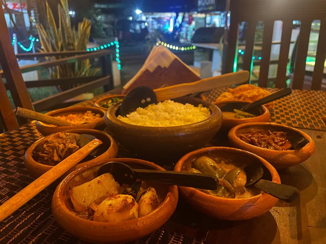 Gedekte tafel met curry — voor