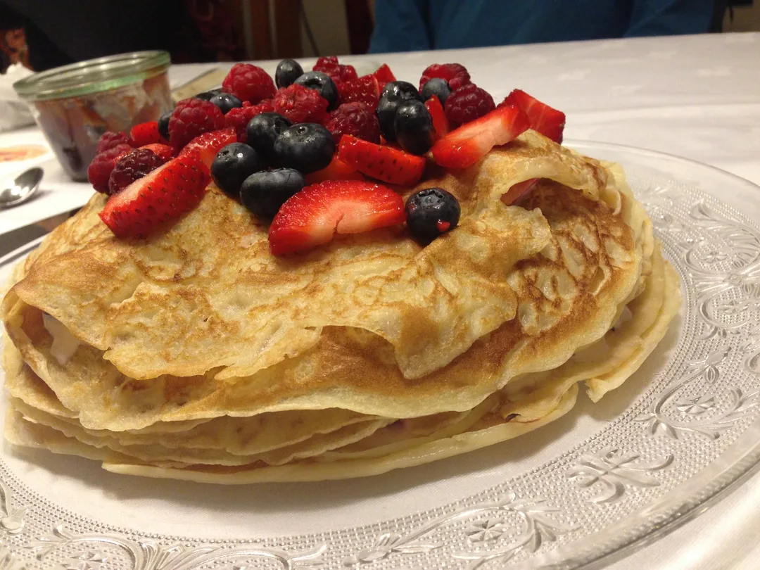 Pannenkoeken met vers fruit — originele telefoonfoto