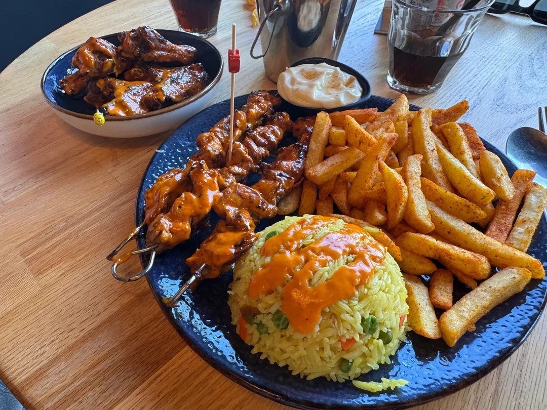 Saté met friet en rijst — voor